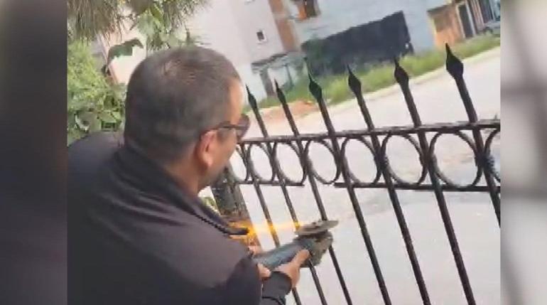 Asafın bacağından operasyonla alınan korkuluk demiri, yerine tekrar monte edildi