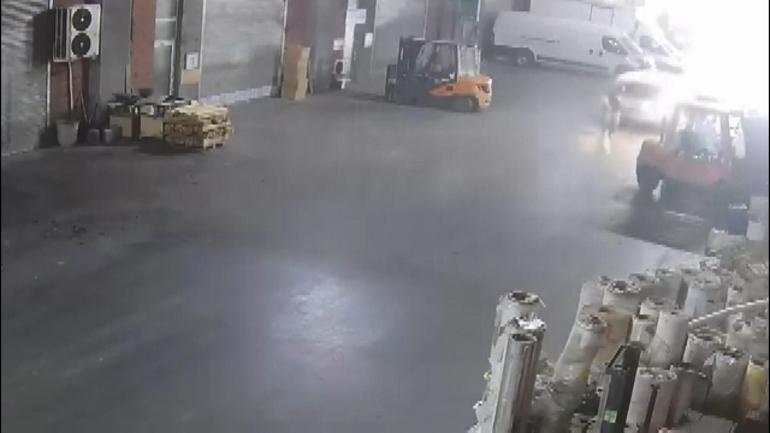 Başakşehirde geri manevra yapan hafif ticari araç adama çarptı