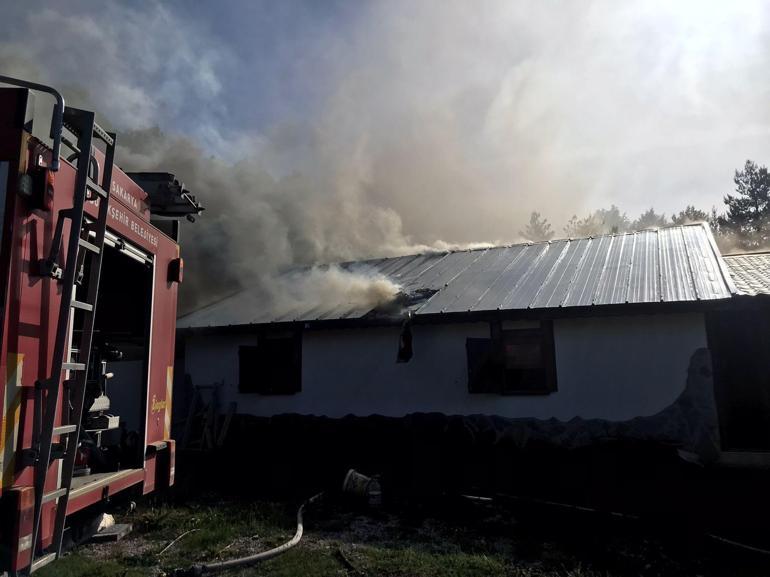 Yayla evinde çıkan yangında 4 kişi dumandan etkilendi