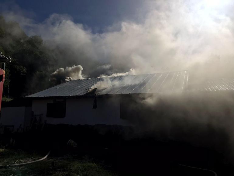 Yayla evinde çıkan yangında 4 kişi dumandan etkilendi