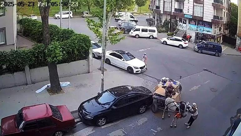 Esenyurtta at arabası ile otomobile çarpıp kaçtı