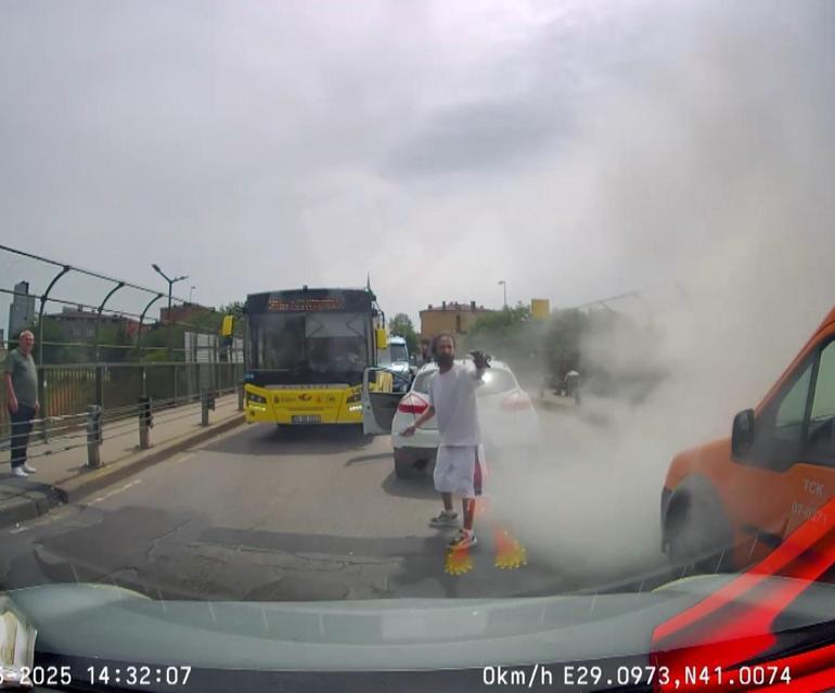 Ataşehirde trafikte tartıştığı bıçaklı saldırgana yangın tüpüyle karşılık verdi
