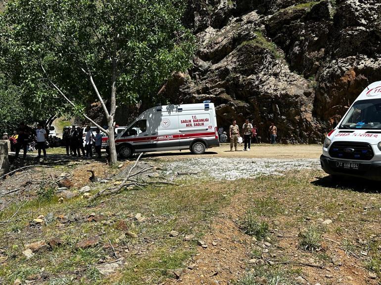 Dereye yuvarlanan hafif ticari aracın sürücüsü öldü
