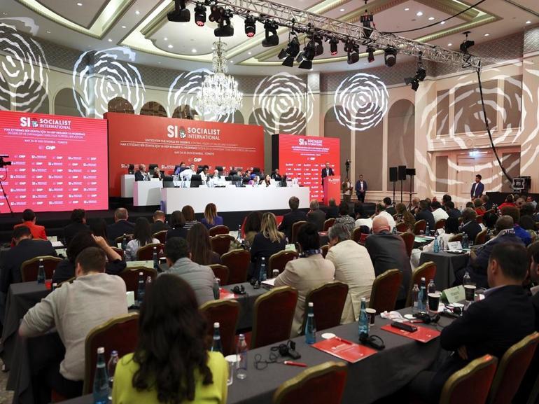 Özgür Özel, Sosyalist Enternasyonal Konsey Toplantısında konuştu