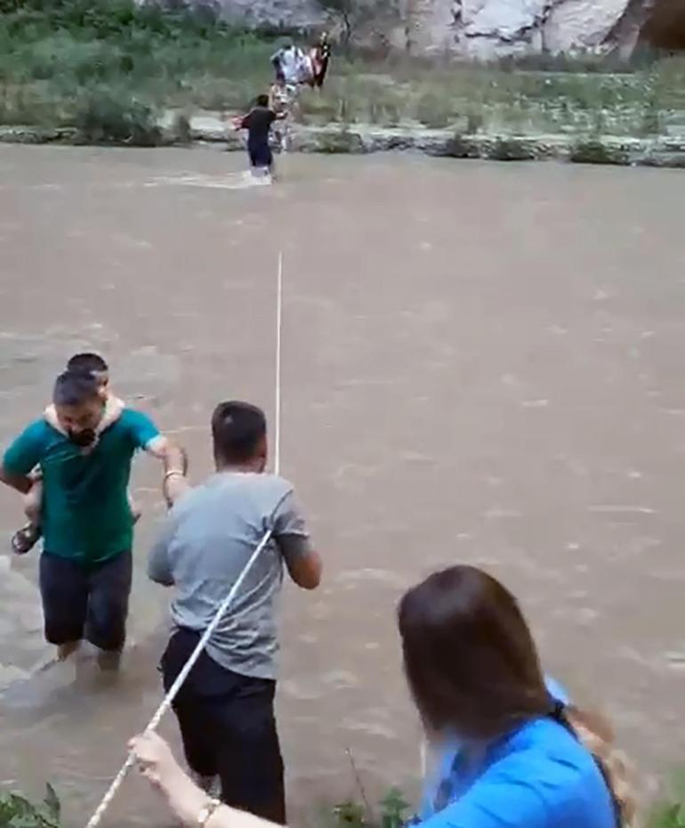 Kapıkaya Kanyonunda debinin yükselmesiyle mahsur kalan 35 kişiyi ekipler kurtardı