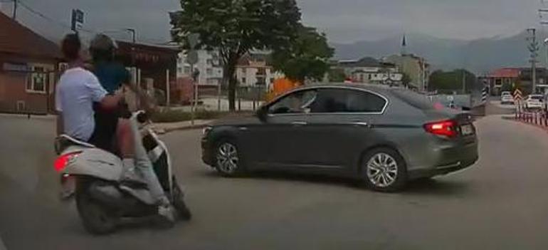 Bursada otomobil ile motosikletin çarpıştığı kaza kamerada; 2 yaralı