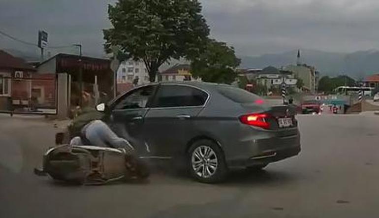 Bursada otomobil ile motosikletin çarpıştığı kaza kamerada; 2 yaralı