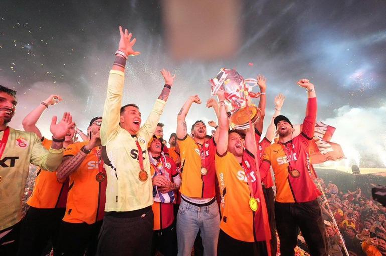 Galatasaray 25’inci şampiyonluk kupasını görkemli törenle kaldırdı