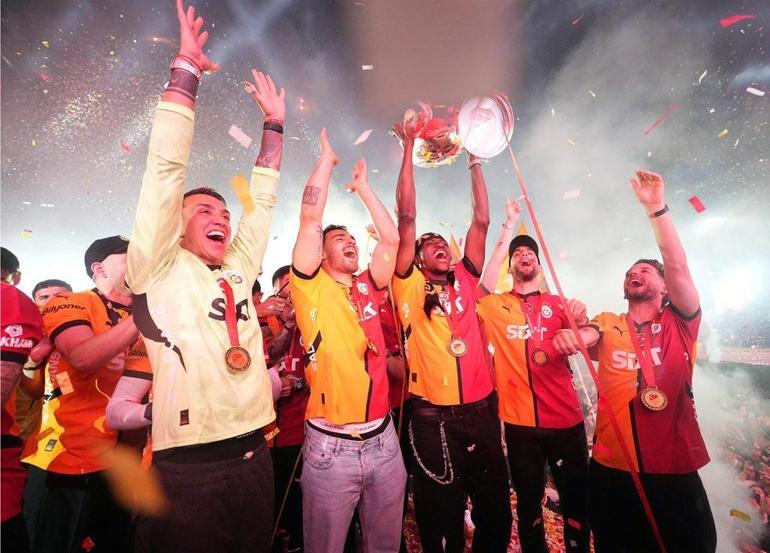 Galatasaray 25’inci şampiyonluk kupasını görkemli törenle kaldırdı