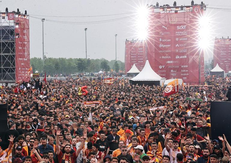 Galatasaray 25’inci şampiyonluk kupasını görkemli törenle kaldırdı
