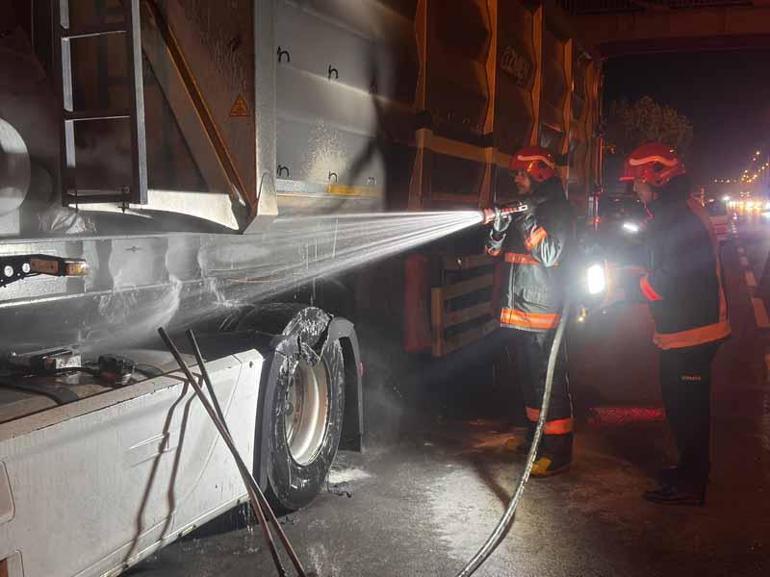 Pamukovada seyir halindeki TIR alev aldı