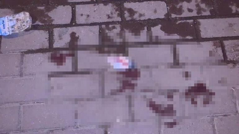 Metro istasyonunda bekleyen 3 arkadaşı bıçakladı