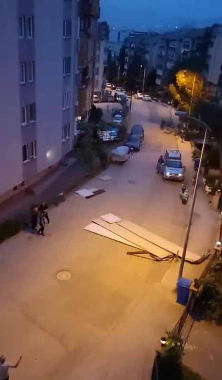 Karabük’te fırtınada ağaçlar devrildi