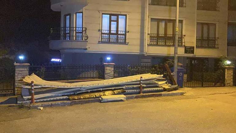 Karabük’te fırtınada ağaçlar devrildi