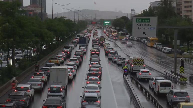 İstanbulda haftanın ilk günün trafikte yoğunluk oluştu