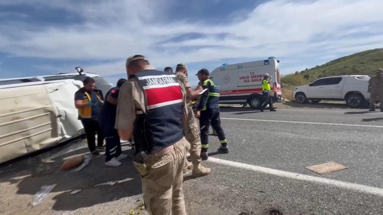 Elazığda minibüs takla attı; 3ü ağır 7 yaralı