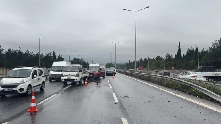Tuzla D-100de hasta nakil ambulansı kaza yaptı: 3 yaralı