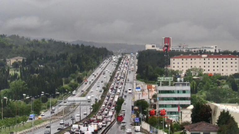 Tuzla D-100de hasta nakil ambulansı kaza yaptı: 3 yaralı