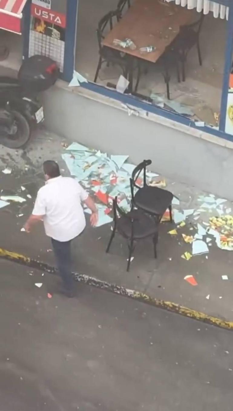 Küçükçekmece’de trafikte tartıştıkları motokuryeyi takip edip, çalıştığı restoranın camını kırdılar