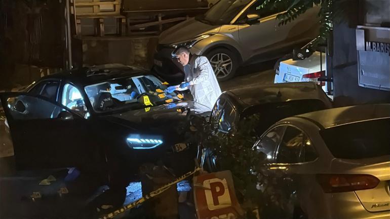 Kağıthane’de otomobile silahlı saldırı kamerada: Saldırganların 30 suç kaydı çıktı