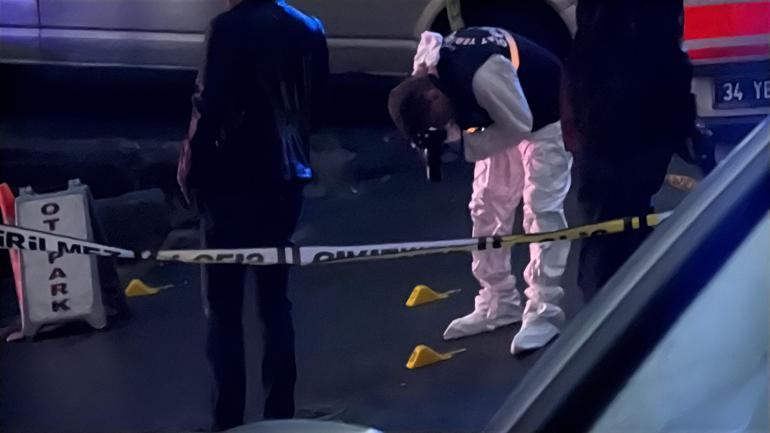 Kağıthane’de otomobile silahlı saldırı kamerada: Saldırganların 30 suç kaydı çıktı