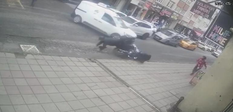 Hafif ticari araç ile motosikletin çarptığı kaza kamerada