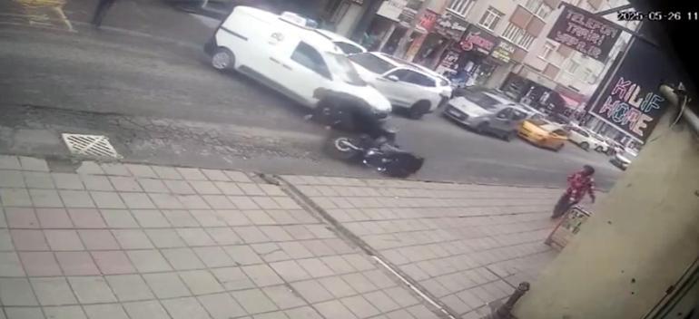 Hafif ticari araç ile motosikletin çarptığı kaza kamerada