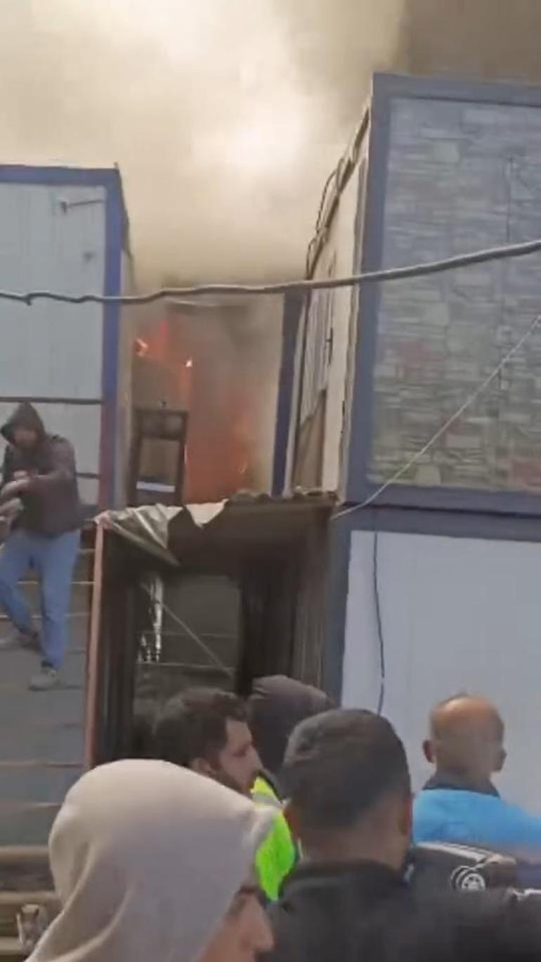 Eyüpsultanda işçi konteynerlerinde çıkan yangın söndürüldü