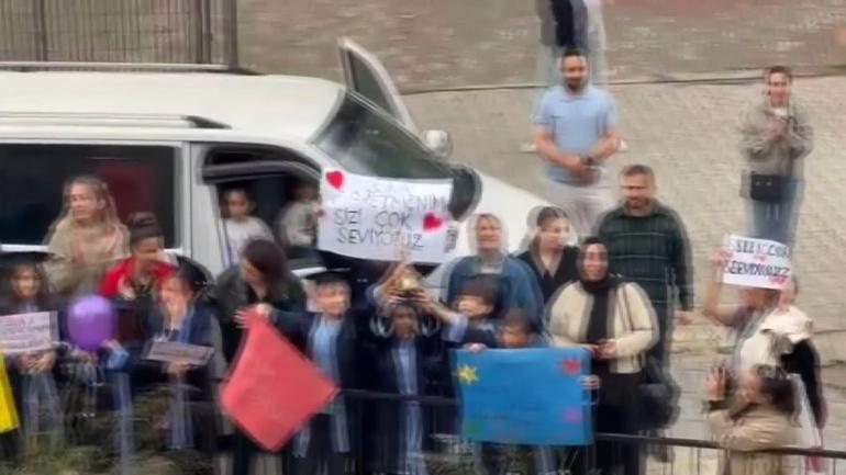 Öğrencilerden kanser tedavisi gören öğretmenlerine duygulandıran sürpriz