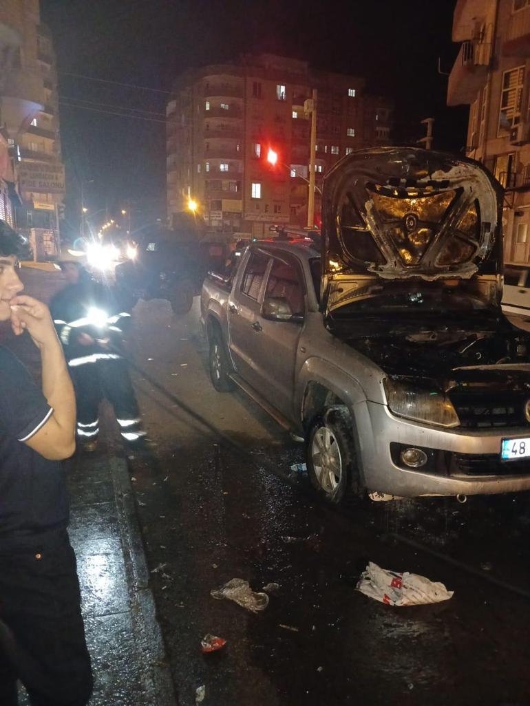 Yanan hafif ticari araca hortumla su tutarak müdahale ettiler