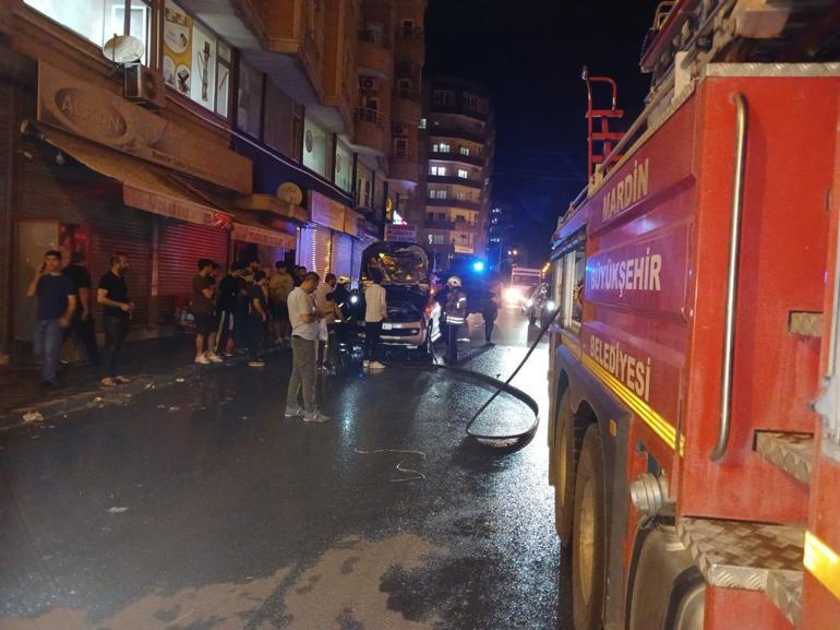 Yanan hafif ticari araca hortumla su tutarak müdahale ettiler