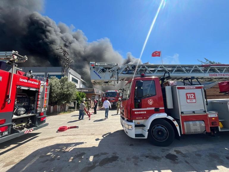İzmirde sandalye fabrikasındaki yangın kontrol altına alındı