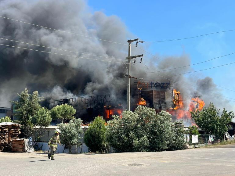 İzmirde sandalye fabrikasındaki yangın kontrol altına alındı