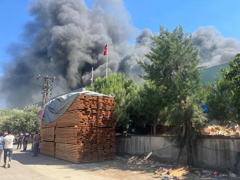 İzmirde sandalye fabrikasındaki yangın kontrol altına alındı