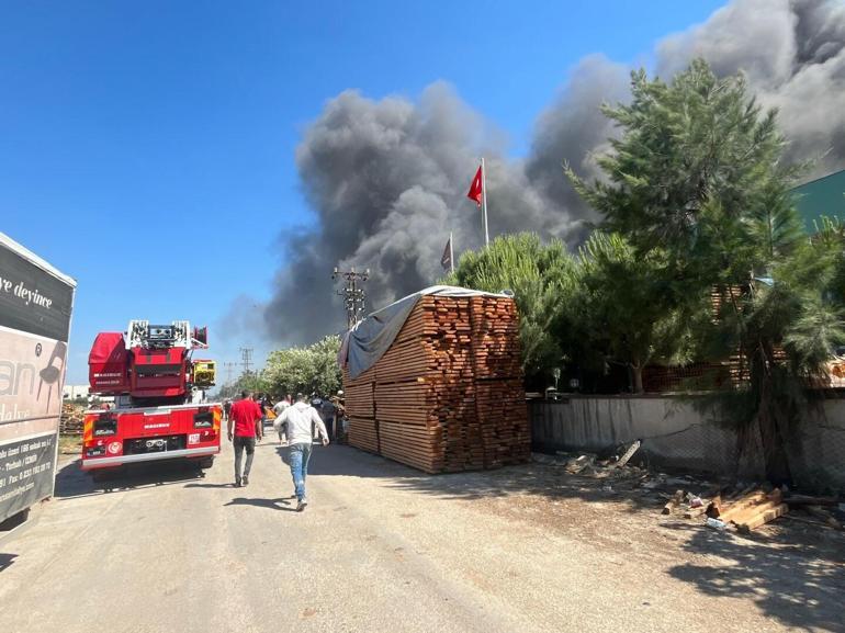 İzmirde sandalye fabrikasındaki yangın kontrol altına alındı
