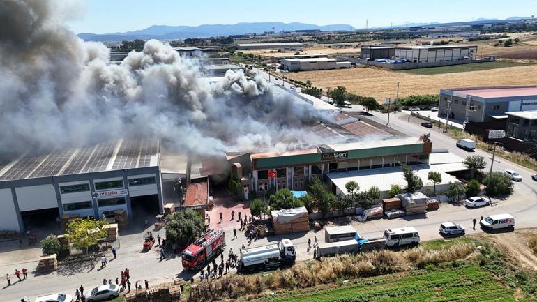 İzmirde sandalye fabrikasındaki yangın kontrol altına alındı