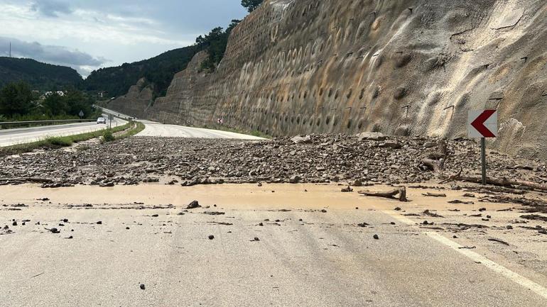Tokatta heyelan; D-100 kara yolu tek yönlü ulaşıma kapandı