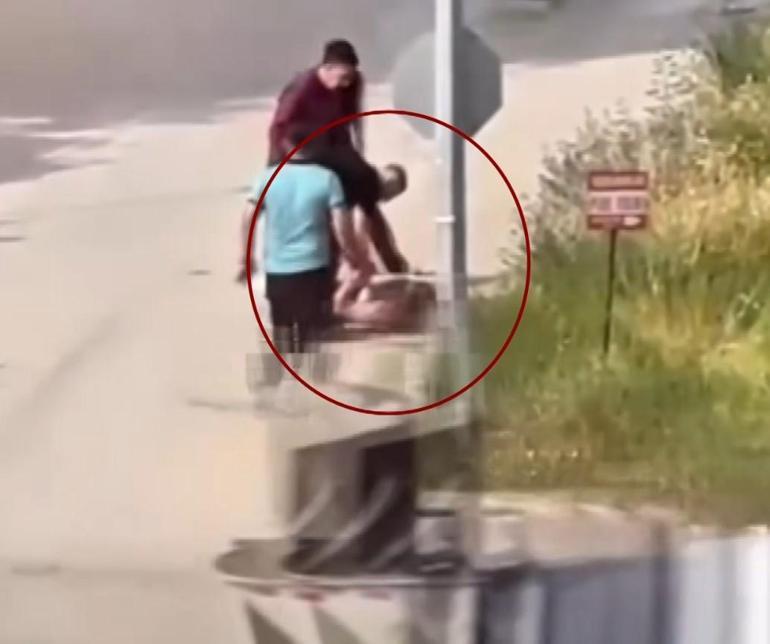 Elazığda tekme ve yumruklu kavga kamerada