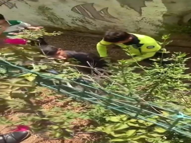 Polisi görünce atladığı derede boğulma tehlikesi yaşadı, hortumla kurtarıldı