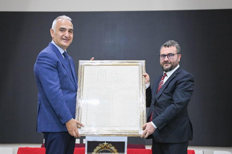 Bakan Ersoy: Sezai Karakoçun hayatında bir hazine saklıdır