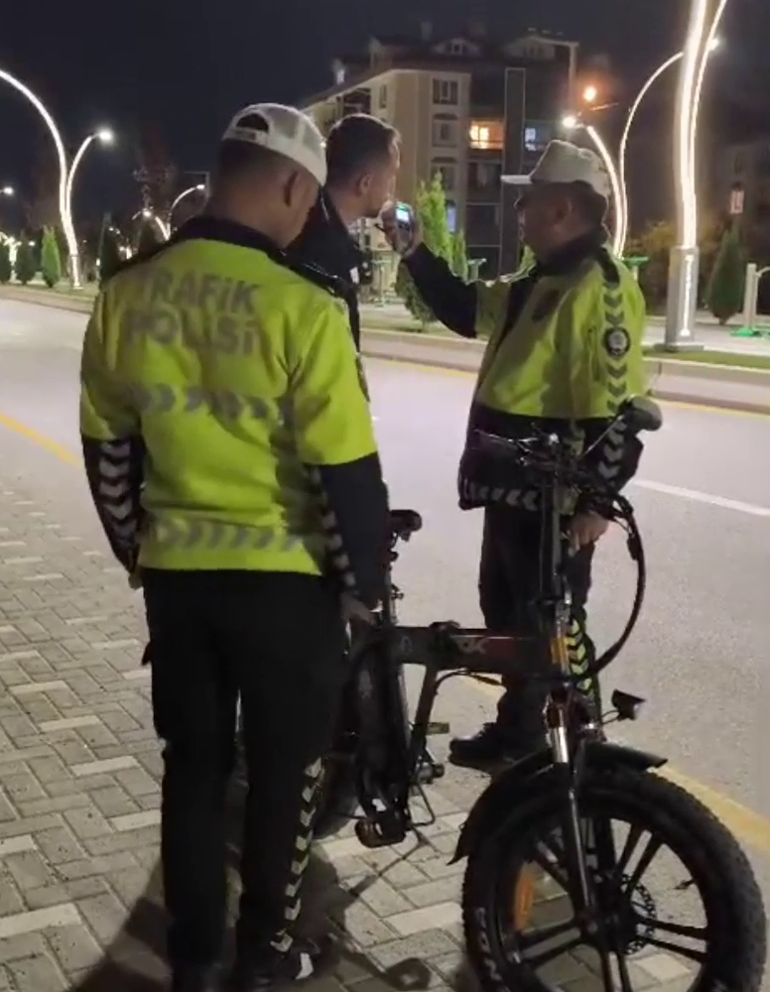 Polisten alkollü bisiklet sürücüsüne: Alkollü şekilde eşek bile kullanamazsın, sadece yürüyebilirsin