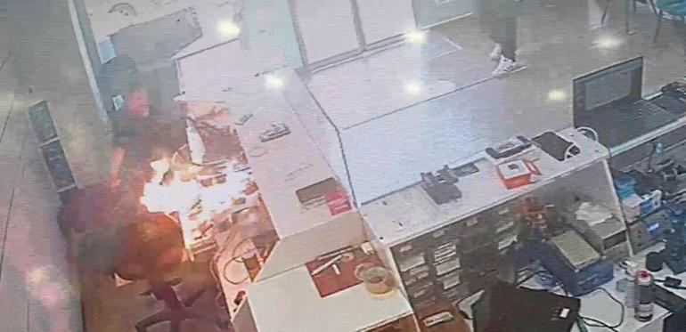 Telefon bataryası tamir sırasında patlayıp, alev aldı