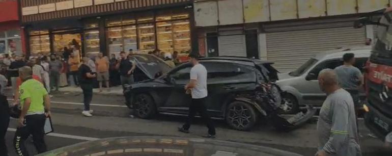 Freni boşalan iş makinesinin caddedeki araçlara çarpması kamerada; 2 yaralı