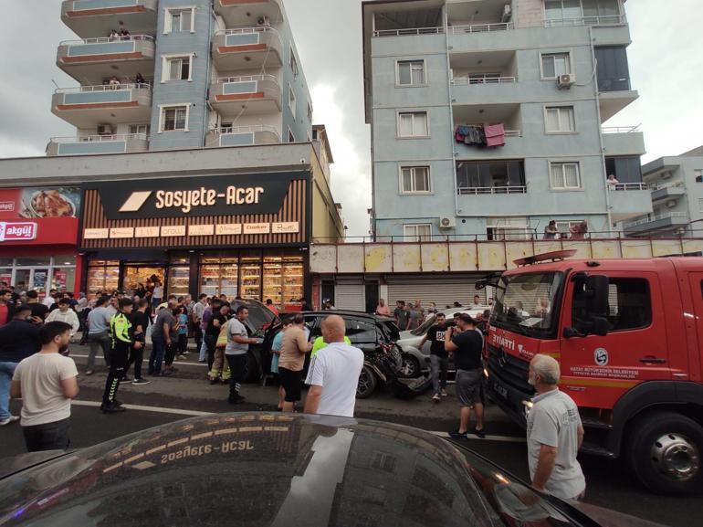 Freni boşalan iş makinesinin caddedeki araçlara çarpması kamerada; 2 yaralı
