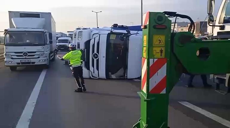 Pendik TEM Otoyolunda TIR devrildi; İstanbul yönünde yoğunluk