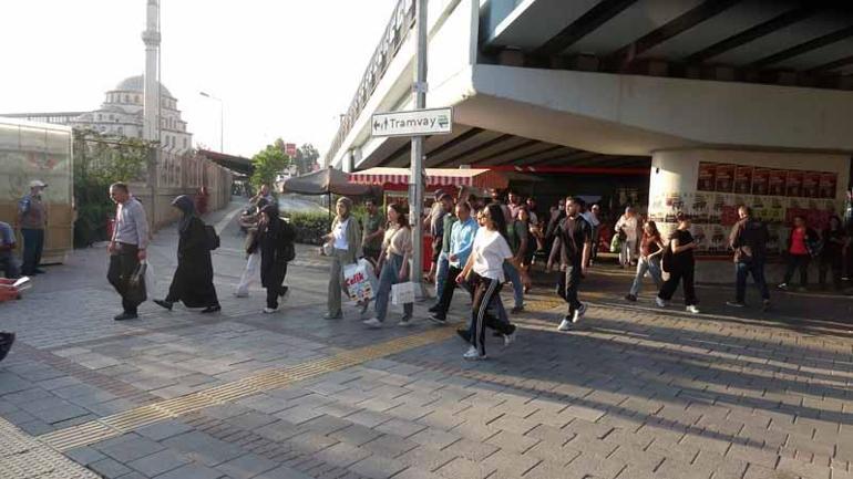 İzmir’de 23 bin işçi greve çıktı; otobüs duraklarında yoğunluk oluştu