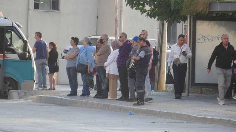 İzmir’de 23 bin işçi greve çıktı; otobüs duraklarında yoğunluk oluştu
