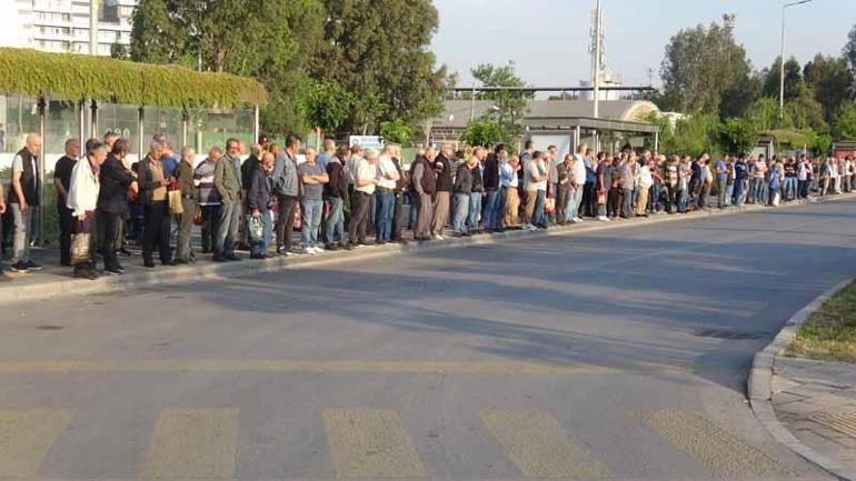 İzmir’de 23 bin işçi greve çıktı; otobüs duraklarında yoğunluk oluştu