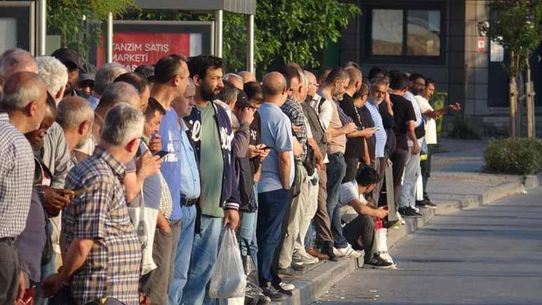 İzmir’de 23 bin işçi greve çıktı; otobüs duraklarında yoğunluk oluştu