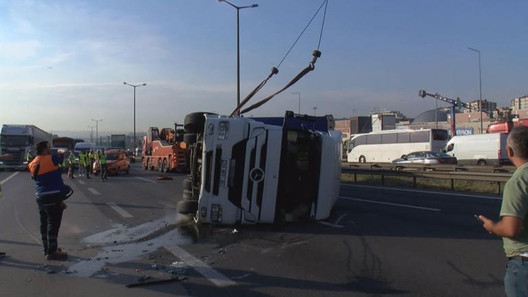 Pendik TEM Otoyolunda TIR devrildi; İstanbul yönünde yoğunluk